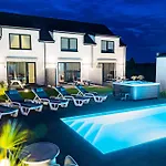 Cichy - Podgrzewany Basen, Jacuzzi, Plac Zabaw - - Spokój I Rodzinny Wypoczynek * Karwia